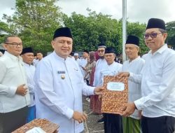 Peringati Hari Santri Wali Kota Makassar Serahkan Sertifikat Wakaf Kepada Pengurus Masjid Al Ikhtiar