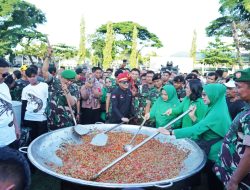 Kodam XIV/Hasanuddin Tutup Rangkaian HUT TNI ke-80 Dengan Masak Besar Bersama Bobon Santoso dan Masyarakat Makassar